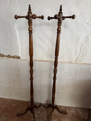 2 Percheros de Madera