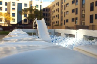 Se vende piscina de bolas con tobogán y escalera