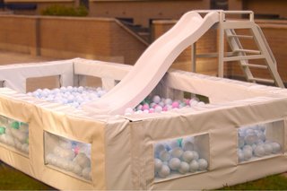 Se vende piscina de bolas con tobogán y escalera