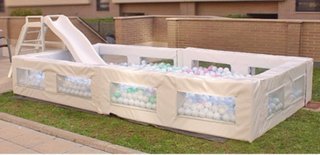 Se vende piscina de bolas con tobogán y escalera