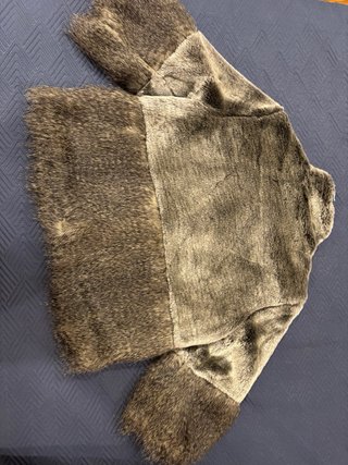 Casaco de pelo castanho e cinzento