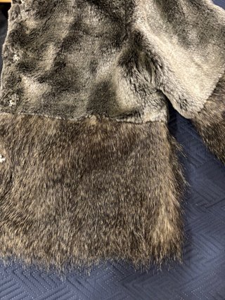 Casaco de pelo castanho e cinzento