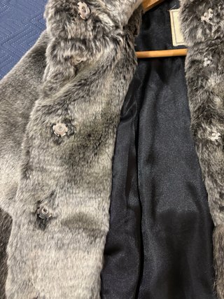 Casaco de pelo castanho e cinzento