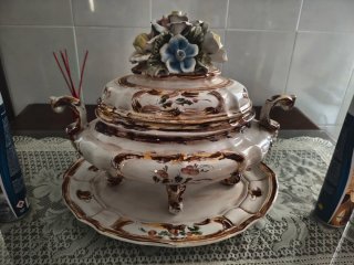 Jarrón de cobre con soporte de forja