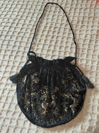 Bolso negro con lentejuelas doradas