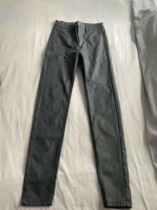 Pantalón efecto cuero Stradivarius,talla 38