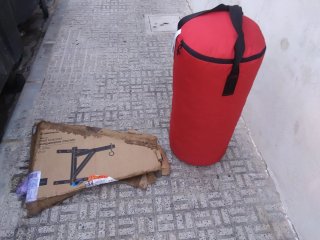 Saco de boxeo rojo con soporte de pared