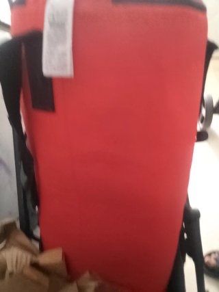 Saco de boxeo rojo con soporte de pared