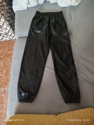 Pantalones efecto piel negros