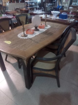 Mesa de comedor con 4 sillas