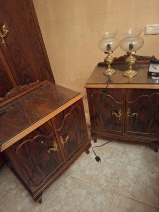 Alcoba antigua de madera cama armario 2 mesillas y