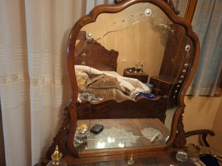 Alcoba antigua de madera cama armario 2 mesillas y