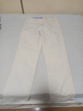 Pantalón chino Tizas beige de El Corte Inglés.