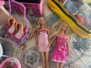 Casa Barbie con Accesorios y Muñecas