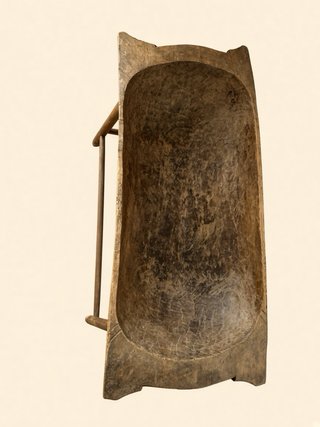 Artesa de madera rústica tallada con patas