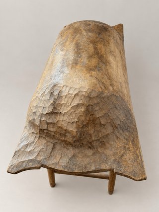 Artesa de madera rústica tallada con patas
