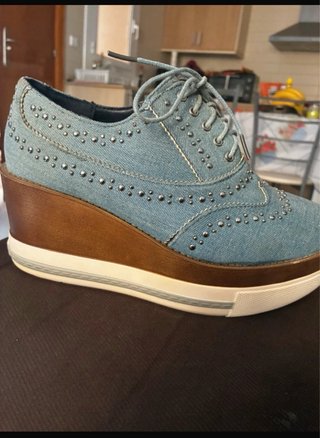 Zapatos de cuña vaqueros con tachuelas