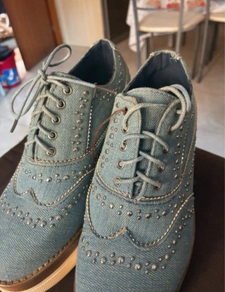 Zapatos de cuña vaqueros con tachuelas