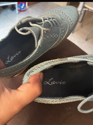 Zapatos de cuña vaqueros con tachuelas