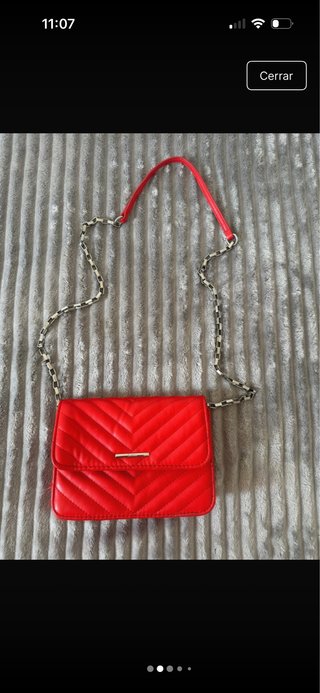 Bolso Stradivarius rojo acolchado