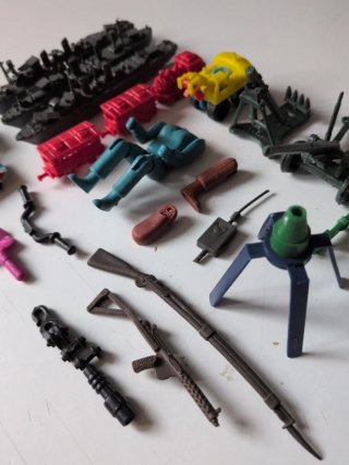 Lote Montaplex y Montaman y armas figuras de acc