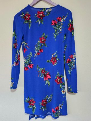 Vestido floral azul y rojo