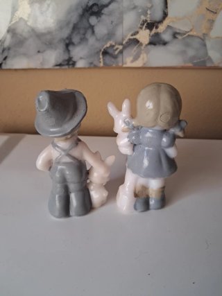 Figuras porcelana niños con conejos