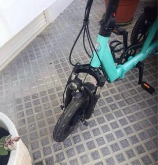 Triciclo Eléctrico Azul con Cesta