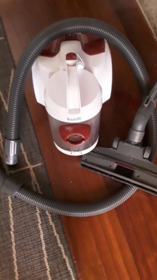 Aspiradora Kunft con manguera y cepillo