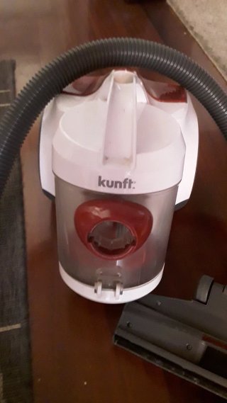 Aspiradora Kunft con manguera y cepillo