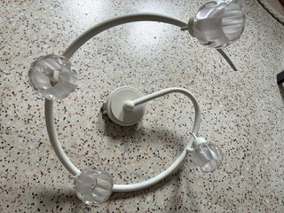 Lámpara de techo blanca con 4 focos