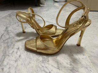 Tacones dorados usados dos veces