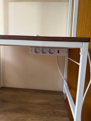 Estantería de metal y madera