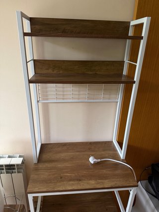 Estantería de metal y madera