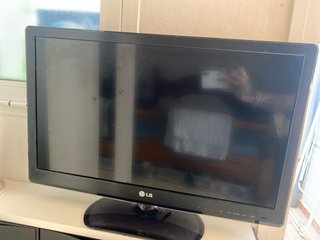 Televisor LG Negro con Mando. 24 pulgadas