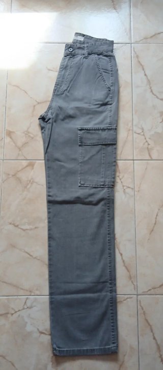 Pantalón cargo gris Stradivarius