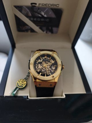 Reloj FREDRIC Auto-Date Dorado Negro