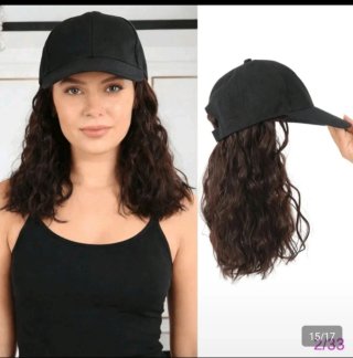 Gorra con peluca castaña