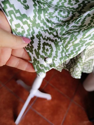 Camisa satinada verde y blanca