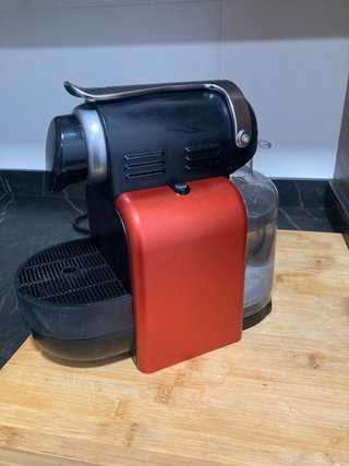 Cafetera Nespresso Roja y Negra