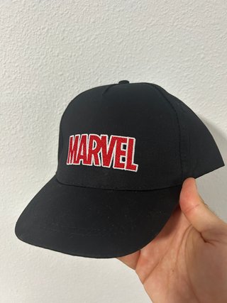 Gorra negra de Marvel