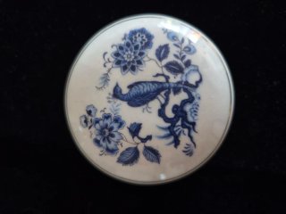 Scatolina in porcellana portoghese vintage con uccello