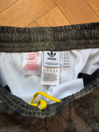 Pantalón chándal Adidas verde estampado