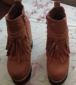 Botines ante plataforma flecos