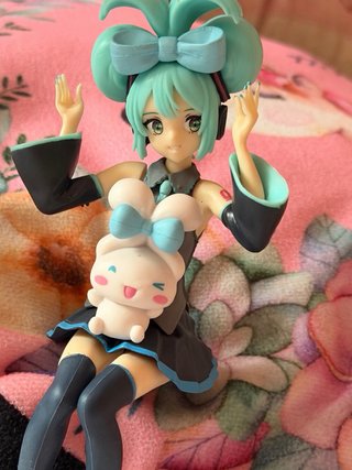 Figura Miku y Cinamoroll PVC sentada
