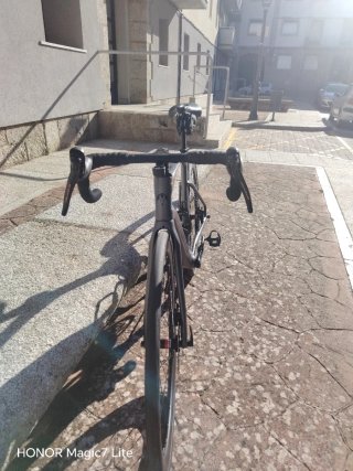 Bicicleta de carretera gris