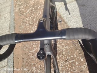 Bicicleta de carretera gris