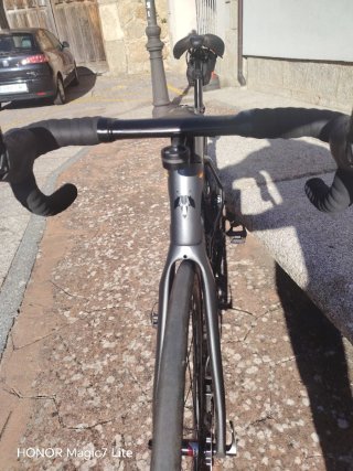 Bicicleta de carretera gris