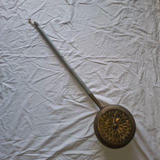 Antico riscaldatore da letto vintage in ottone e legno