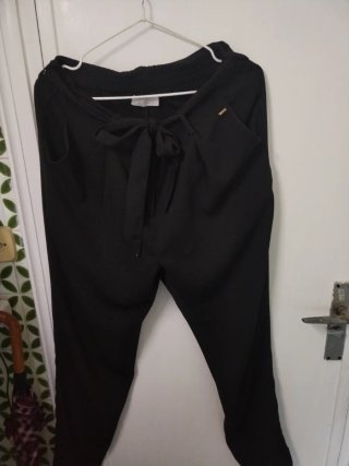 Pantalón vestir negro con lazada